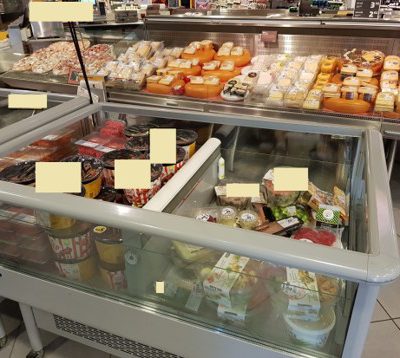 Klimaatcontrole in actie koelvitrines van een supermarkt Een sfeerbeeld van een actiekoelvitrine in een supermarkt waarin een klimaatcontrole apparaatje hangt die de temperatuur meet.