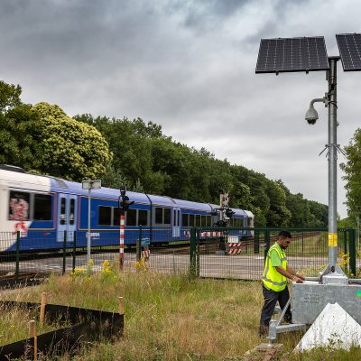 Mobiele cameramast langs het spoor Een sfeerbeeld van een monteur die langs het spoor onderhoud pleegt aan een mobiele cameramast.