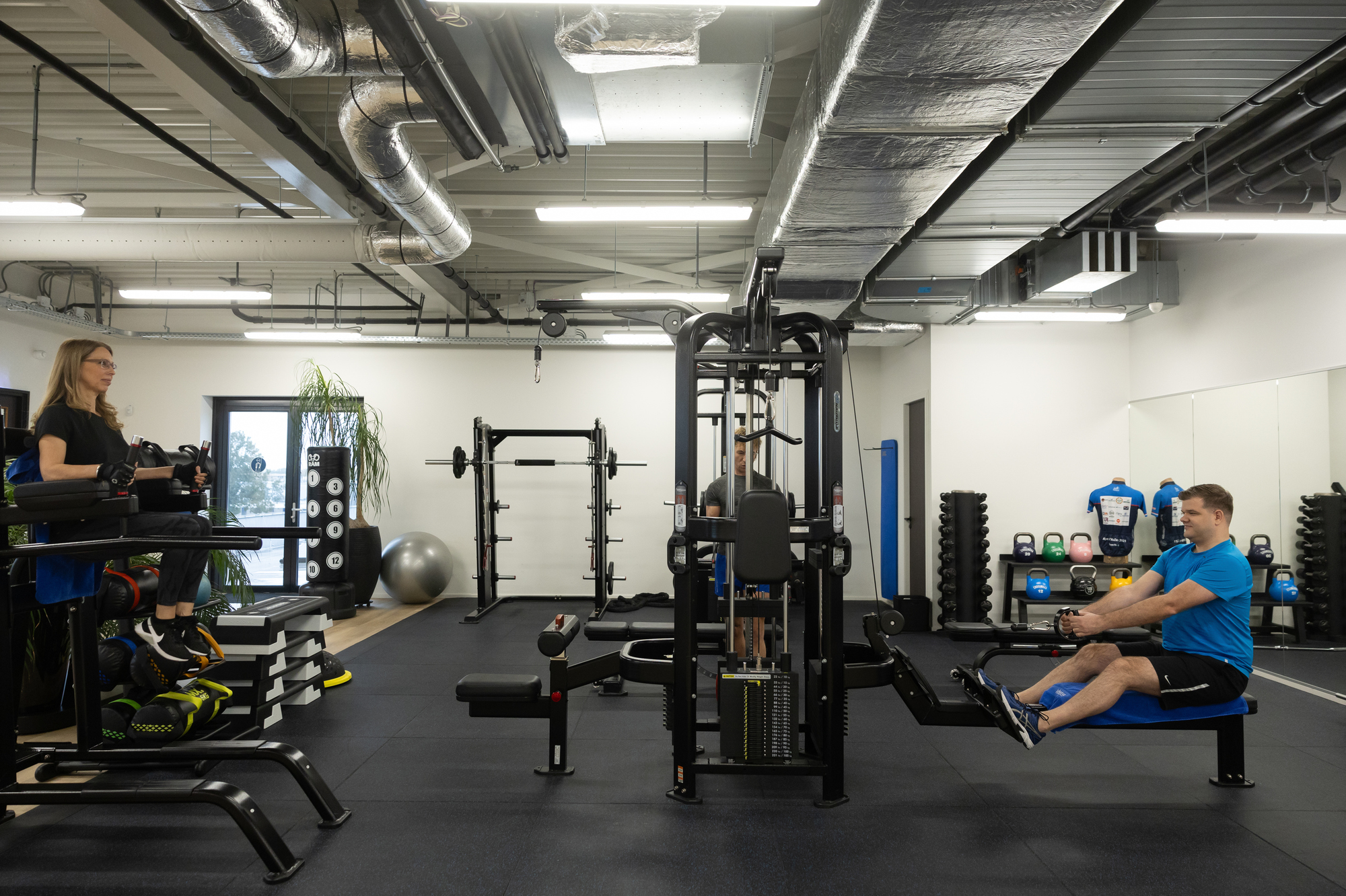 Bedrijfsfitnessruimte bij WiFi4ALL met moderne trainingsapparatuur.