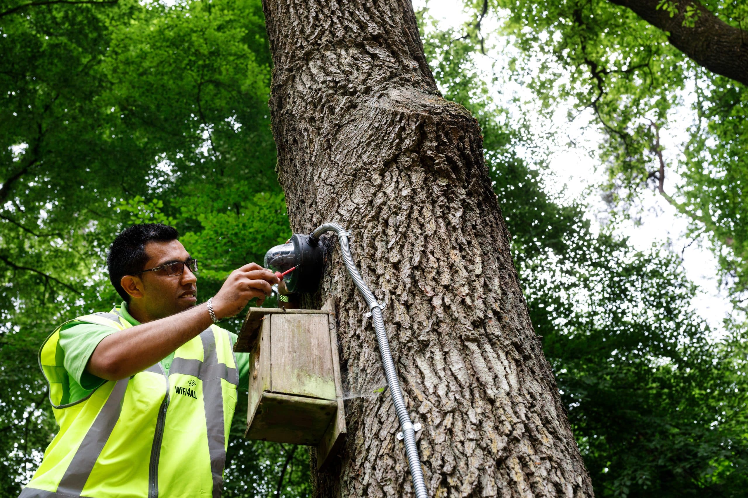 WiFi4ALL installeert apparatuur aan boom