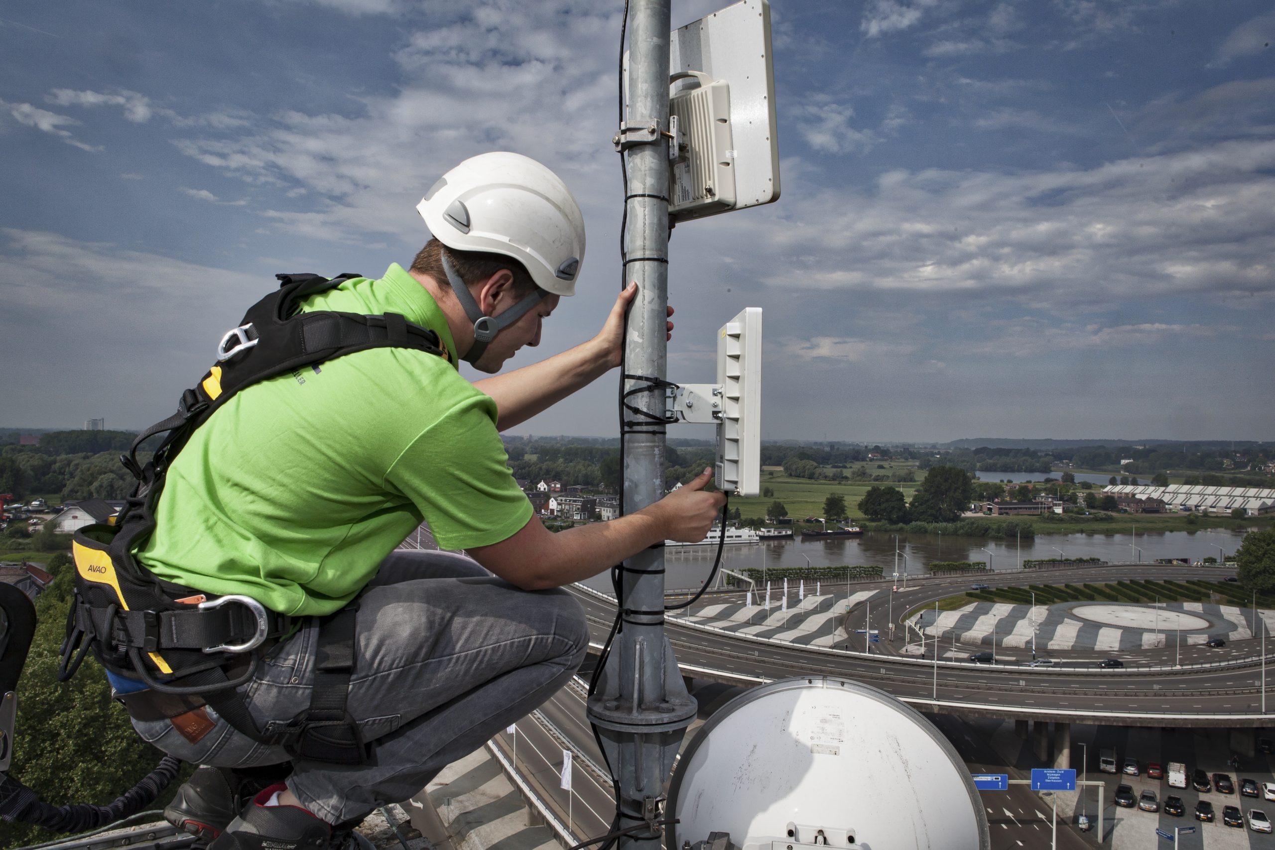 WiFi4ALL technicus installeert antenne op hoogte.