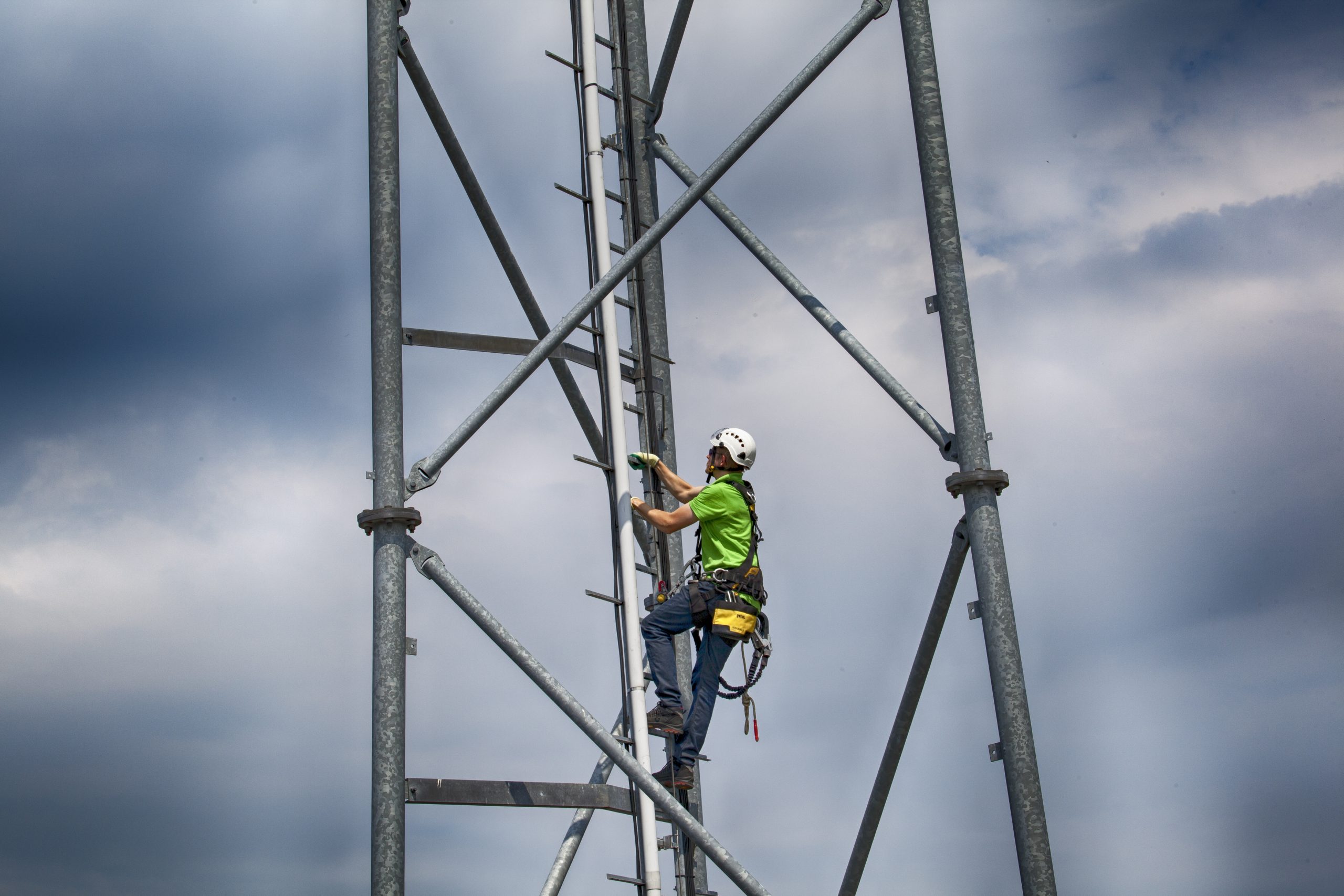 WiFi4ALL werknemer klimt een zendmast op